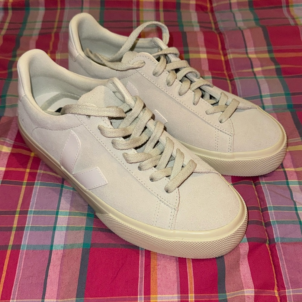 NEW Women’s VEJA Leather & Suede Sneakers Size 7 / EU 38